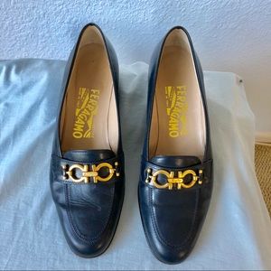 Navy ferragamo flats shoes hardware sz 6